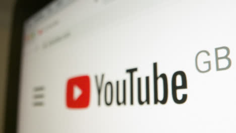 Schließen-Sie-Das-YouTube-GB-Logo-Auf-Dem-Monitor