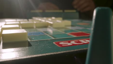 Seguimiento-En-Hombres-Jugando-Scrabble