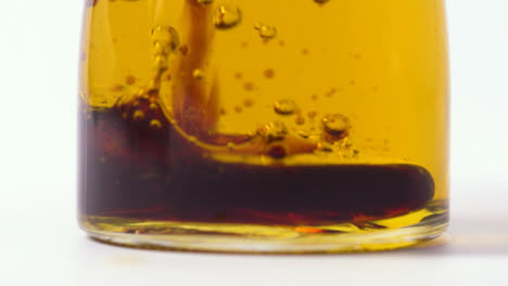 Zeitlupe-Nahaufnahme-Essig-Reagiert-Mit-Olivenöl
