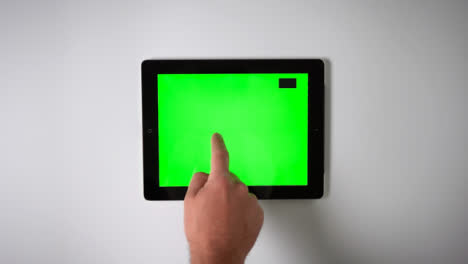 Flaches-Lay-Tablet-Greenscreen-Fingerscrollen-Oben-Rechts