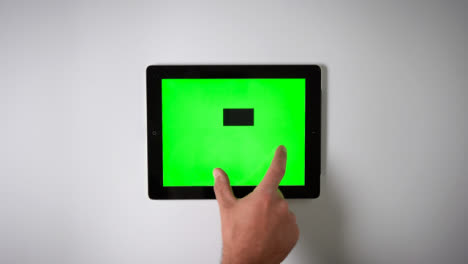 Flache-Tablette-Mit-Grünem-Bildschirm,-Die-Finger-Ein--Und-Ausziehen