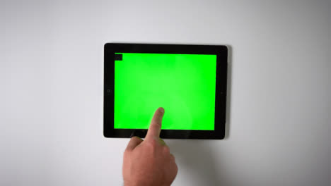Flat-Lay-Tablet-Green-Screen-Finger-Nach-Links-Bewegen