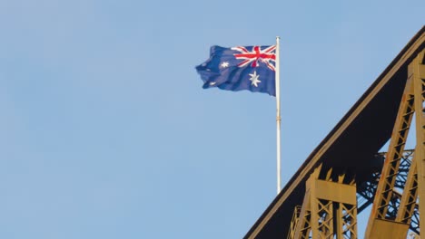 Bandera-Australiana-Volando-En-El-Puente-Del-Puerto-De-Sydney