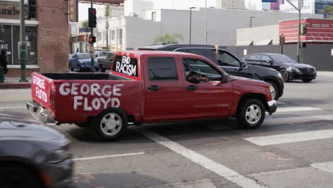 Hollywood-Pick-Up-Truck-Mit-George-Floyd-Darauf-Geschrieben.