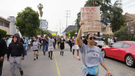 Hollywood-Schwarze-Frau-Mit-Anti-Rassismus-Schild-Während-Des-Protests