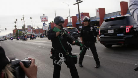 Hollywood-Polizei-Zieht-Sich-Zurück-Und-Schreit-Demonstranten-An