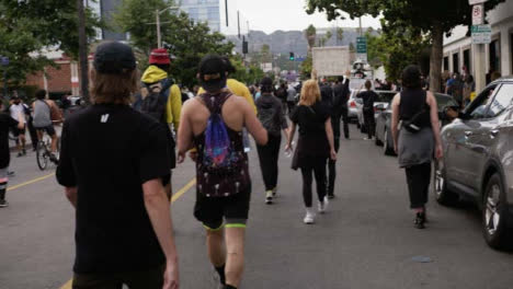 Hollywood-Siguiendo-A-Manifestantes-Marchando-En-La-Calle