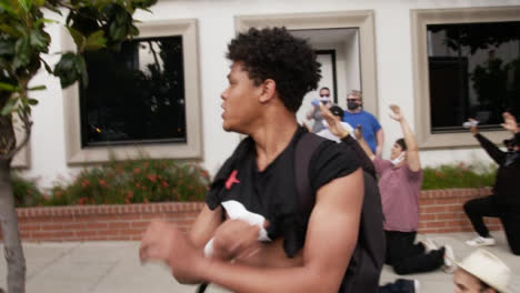 Hollywood-Junger-Schwarzer-Mann,-Der-Während-Des-Protests-Die-Polizei-Anschreit
