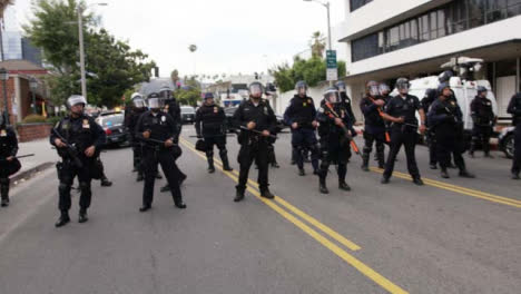 Hollywood-Linien-Von-Polizisten,-Die-Während-Des-Protests-Die-Straße-Blockieren