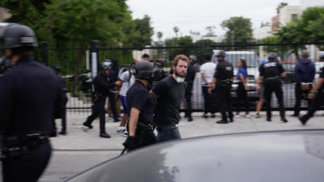 Hollywood-Polizisten-Führen-Festgenommene-Demonstranten-Weg