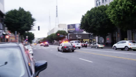 Hollywood-Quick-Pan-US-Policía-Car-Driving-Past