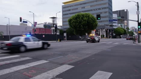 Hollywood-Pan-Konvoi-Von-Uns-Vorbeifahrenden-Polizeiautos
