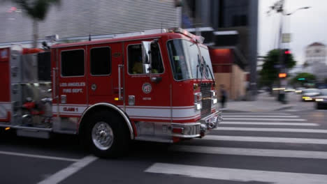 Hollywood-konvoi-Von-La-Feuerwehrautos,-Die-Vorbeifahren