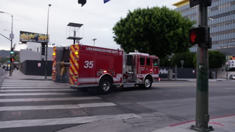 Hollywood-konvoi-Von-La-Feuerwehrautos,-Die-Vorbeifahren