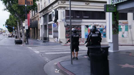 Hollywood-Gruppe-Von-Polizisten-Gehen-Leere-Straße-In-La