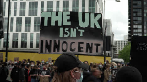 Londoner-Demonstrant-Hält-Großbritannien-Ist-Kein-Unschuldiges-Zeichen-Blm