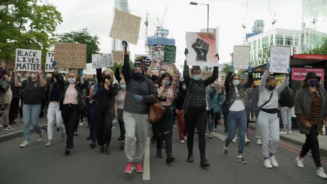 Londoner-Blm-Demonstranten-Marschieren-Durch-Die-Straßen