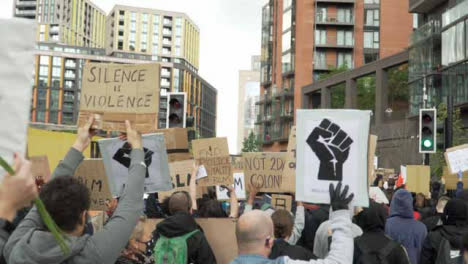 Manifestantes-De-Londres-Blm-Marchando-Y-Sosteniendo-Carteles