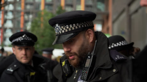 Londoner-Polizisten-Stellen-Sich-Während-Der-Blm-Proteste-Auf