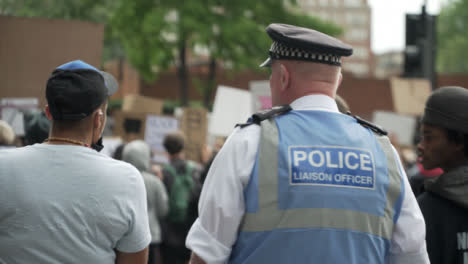 Ein-Polizist-Unterhält-Sich-Mit-Einem-Blm-demonstranten-In-London