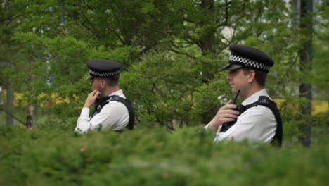 Zwei-Londoner-Polizisten-überwachen-Blm-Demonstranten