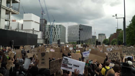 Blm-Demonstranten-In-London-Halten-Schilder-Und-Klatschen