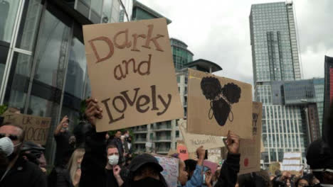Blm-London-Demonstrant-Hält-Ein-Schild-Hoch