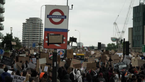 Blm-Demonstranten-Marschieren-Mit-Schildern-In-Vauxhall,-London