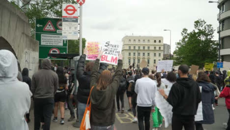 Londoner-Anti-Rassismus-Demonstranten,-Die-Auf-Der-Straße-Marschieren