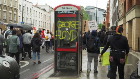 Londoner-Protest-Graffiti-Geschriebene-Telefonzelle