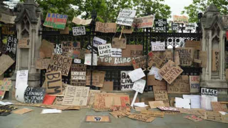 London-Wall-Of-Black-Lives-Matter-Schilder-Am-Geländer
