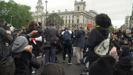 Londoner-Aktivist,-Der-Eine-Gruppe-Von-Demonstranten-Gegen-Rassismus-Inspiriert