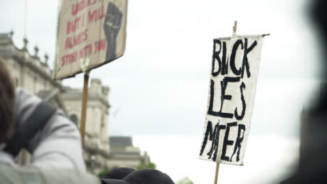 London-Black-Lives-Matter-Zeichen-In-Der-Luft
