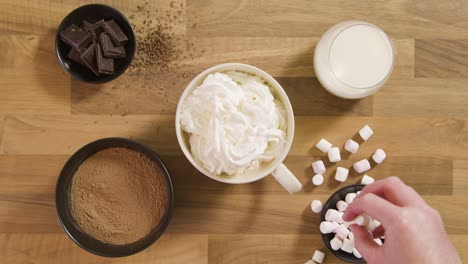 Overhead-Bestreuung-Von-Marshmallows-Auf-Heißem-Schokoladengetränk