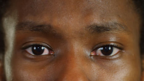 Nahaufnahme-Von-Besorgten-Männlichen-Augen