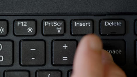 Draufsicht-Mit-Dem-Finger,-Der-Die-Rücktaste-Der-Tastatur-Drückt-Keyboard