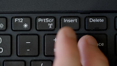 Draufsicht-Mit-Dem-Finger,-Der-Die-Rücktaste-Der-Tastatur-Drückt-Keyboard