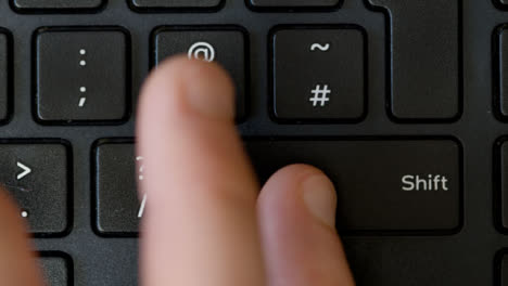 Draufsicht-Mit-Dem-Finger,-Der-Die-Shift-Tastaturtaste-Drückt
