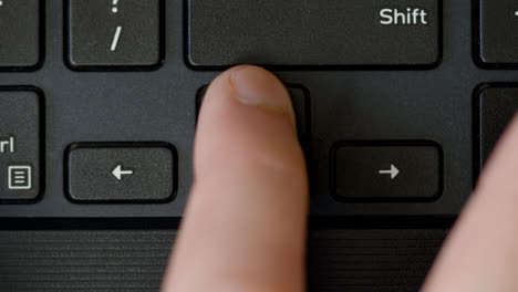 Ansicht-Von-Oben-Mit-Dem-Finger,-Der-Pfeiltasten-Der-Tastatur-Drückt-Pushing