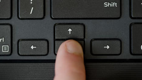 Draufsicht-Mit-Dem-Finger,-Der-Pfeiltasten-Der-Tastatur-Drückt