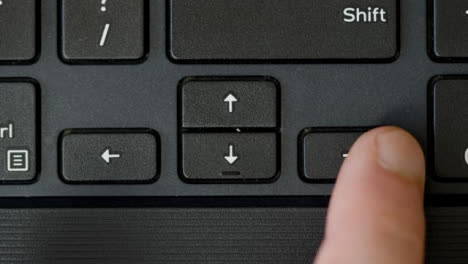 Finger-Drücken-Pfeiltasten-Der-Tastatur-Draufsicht