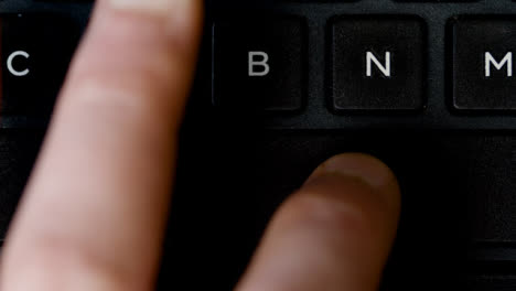 Draufsicht-Mit-Dem-Finger,-Der-Die-Leertaste-Der-Tastatur-Drückt