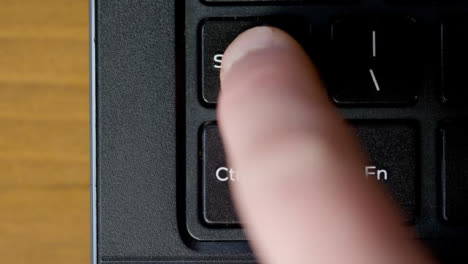Finger-Drücken-Shift-Tastatur-Taste-Draufsicht