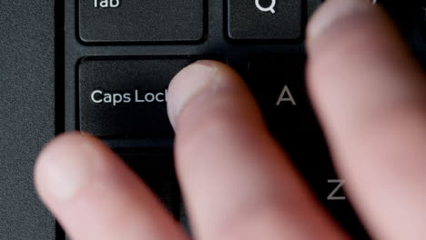 Ansicht-Von-Oben-Finger-Drücken-Feststelltaste-Tastatur