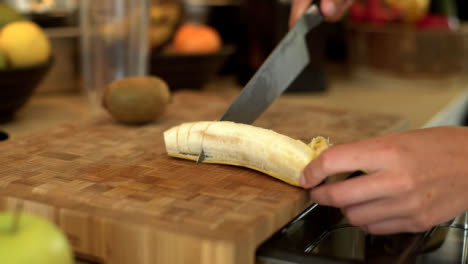 Close-Up-of-Female-Hands-Slicing-a-Banana