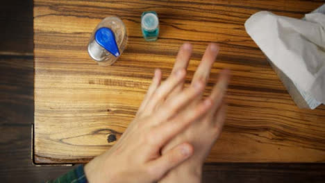 Draufsicht-Männliche-Hände-Desinfizieren-Mit-Desinfektionsgel