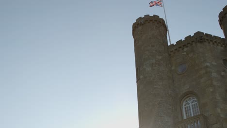 Großbritannien-Flagge-Auf-Dem-Turm-In-Der-Sonne