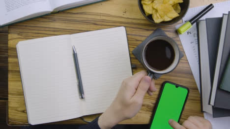 Mann-Trinkt-Kaffee-Und-Scrollt-Auf-Smartphone-Mit-Grünem-Bildschirm