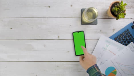 Mann-Scrollt-Auf-Seinem-Smartphone-Mit-Grünem-Bildschirm-Scroll