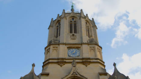 Tilting-Shot-of-Tom-Tower-at-Christ-Church-College-In-Oxford-